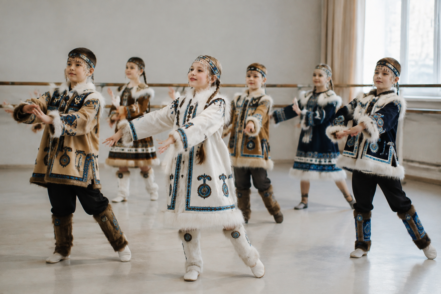 Детские сибирские костюмы для танцевальных коллективов Новосибирска: одежда, декор и обувь